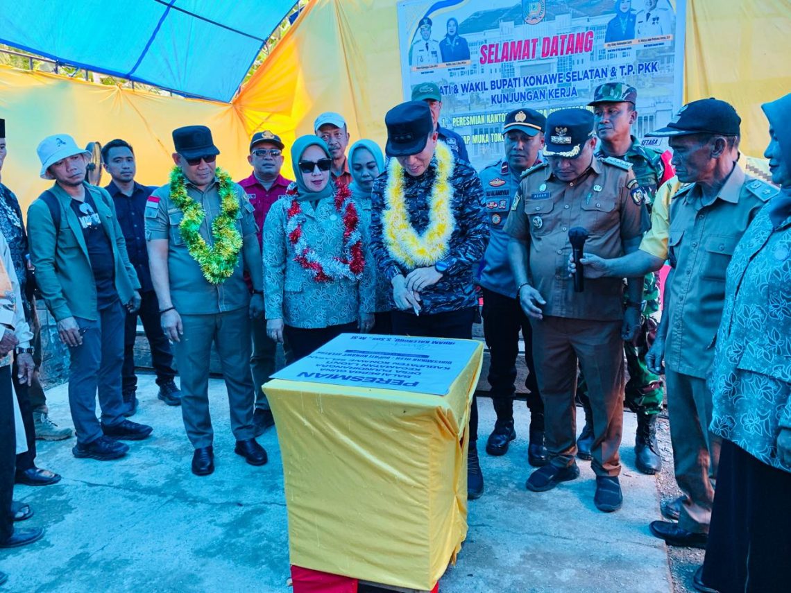 Bupati Konsel saat meresmikan aula desa di Kecamatan Laonti