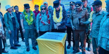 Kunker di Laonti, Bupati Konsel Resmikan Aula Desa dan Paparkan Progres Program SETARA 1 Bupati Konsel saat meresmikan aula desa di Kecamatan Laonti