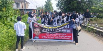 PGRI Sultra saat turun menuntut keadilan untuk guru Mansur