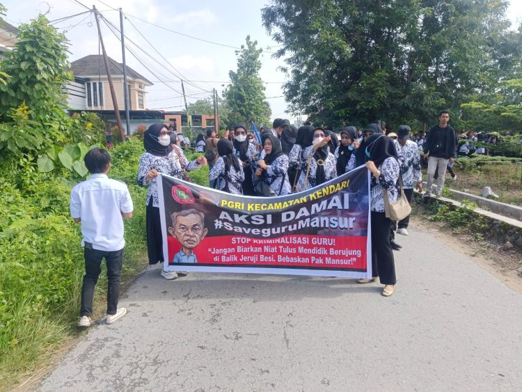 PGRI Sultra saat turun menuntut keadilan untuk guru Mansur