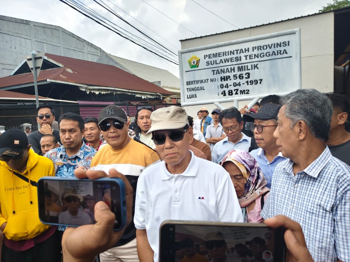 Bisman Saranani saat memberikan keterangan kepada media terkait persoalan lahan Nur Alam