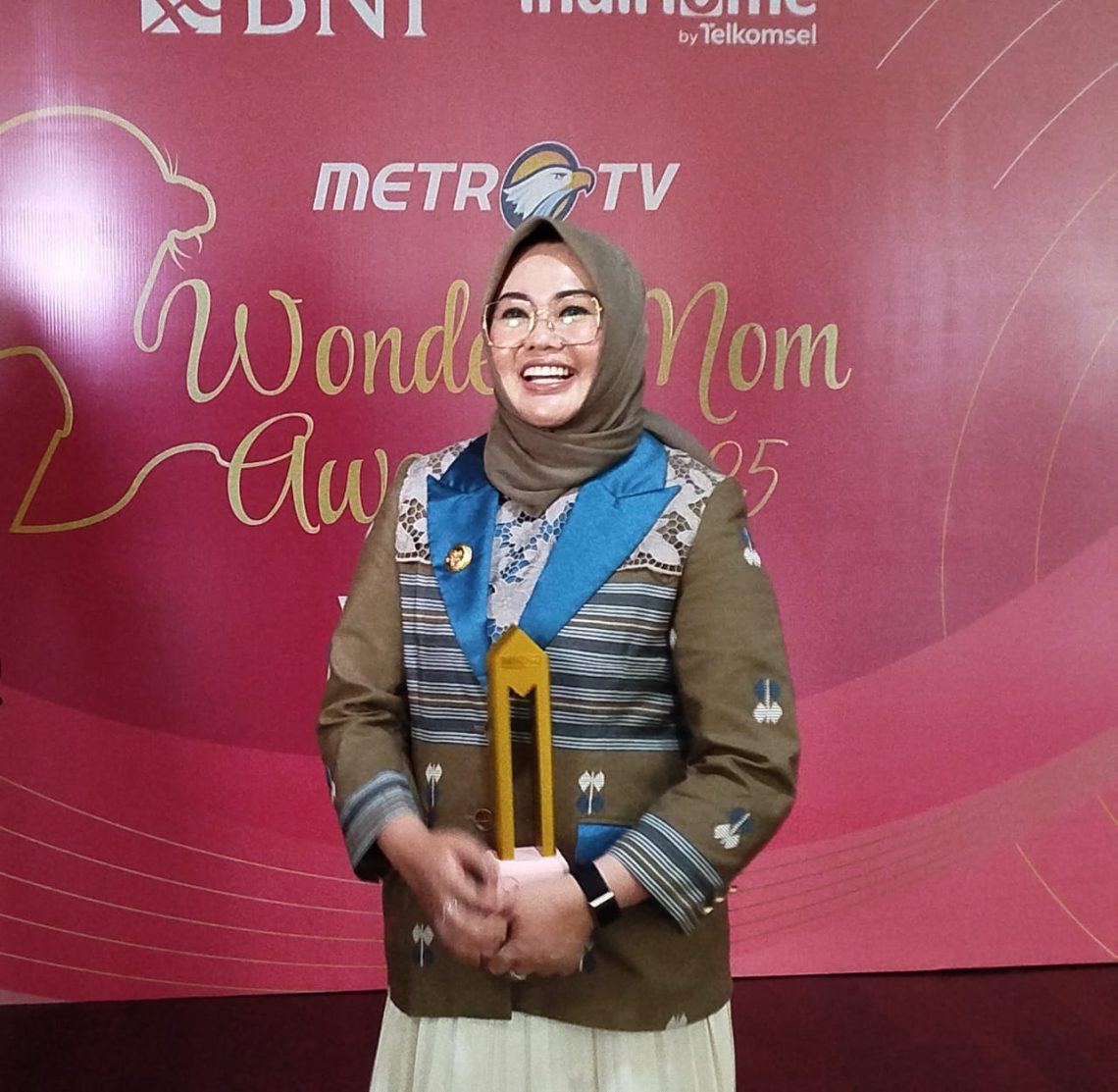 Momen Hari Ibu, Wali Kota Kendari Raih Penghargaan Wonder Mom MetroTV 10 Wali Kota Kendari dr. Siska Karina Imran, menerima penghargaan dari MetroTV sebagai Wonder Mom