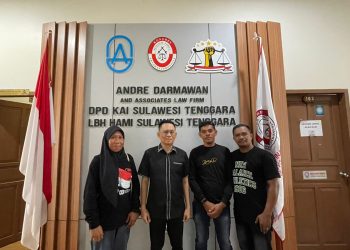 Andre Darmawan bersama warga Tunggala yang tanahnya diserobot