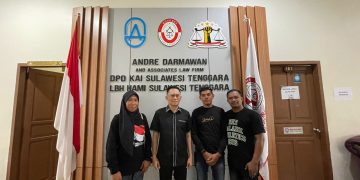 Andre Darmawan bersama warga Tunggala yang tanahnya diserobot