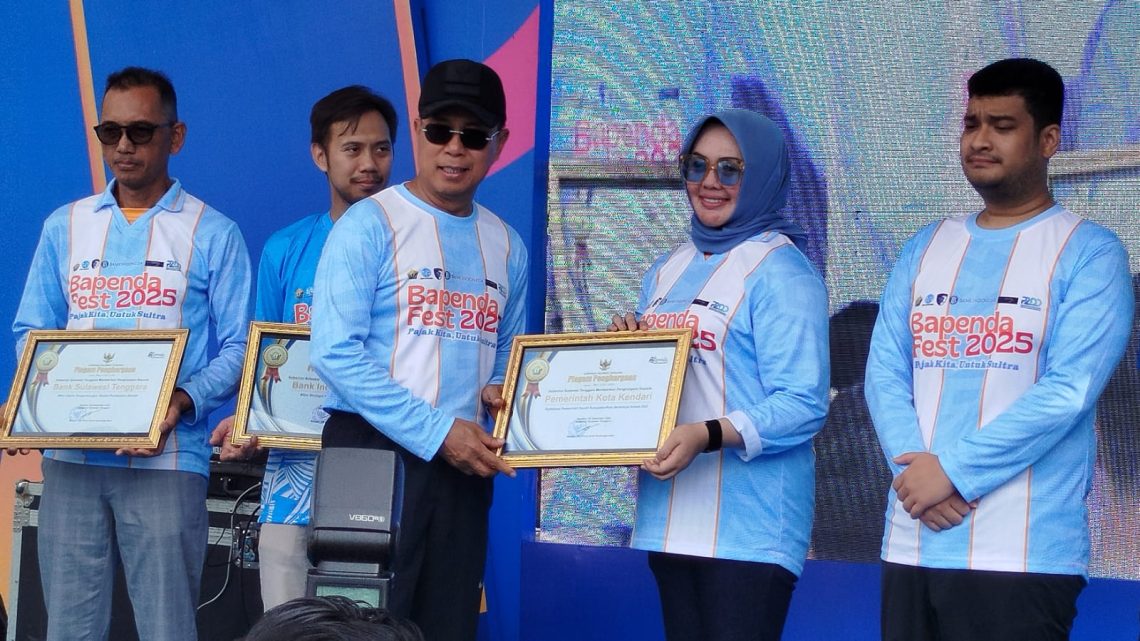 Wali Kota Kendari, Siska Karina Imran menerima penghargaan dari Gubernur Sultra