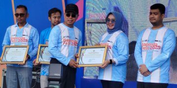 Wali Kota Kendari, Siska Karina Imran menerima penghargaan dari Gubernur Sultra