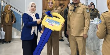 Perkuat Pengelolaan Sampah, BPR Bahteramas Kendari Bantu Pemkot Dua Unit Kendaraan 1 Wali Kota Kendari menerima dua unarmada