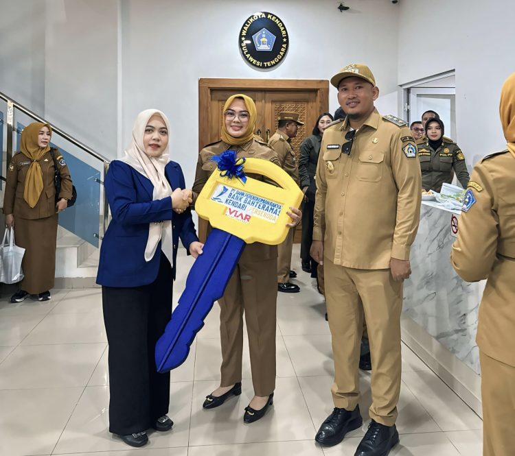 Wali Kota Kendari menerima dua unit kendaraan angkut sampah dari BPR Bahteramas