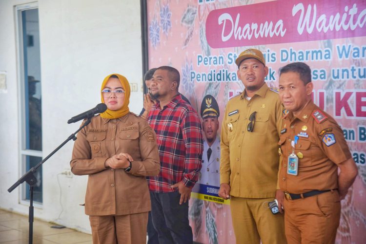 Wali Kotw Kendari, Siska Karina Imran saat mengumumkan kenaikan gaji petugas kebersihan
