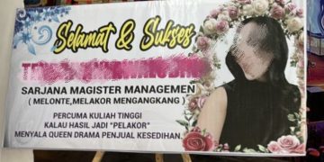 Karangan bung berisi sindiran pedas untuk wisudawati STIE 66 Kendari dari istri sah