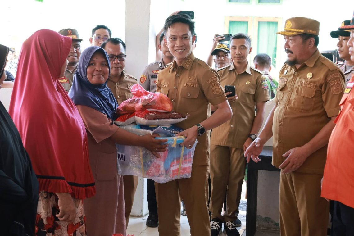 Bupati Konut, Ikbar saat menyerahkan bantuan secara simbolis kepada warga terdampak bencana