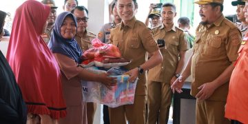 Bupati Konut, Ikbar saat menyerahkan bantuan secara simbolis kepada warga terdampak bencana