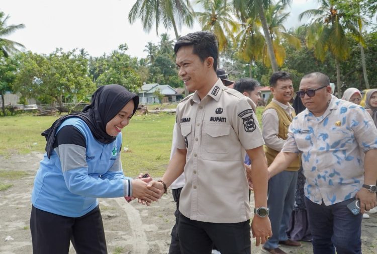 Bupati Konut Resmi Buka Bakti Sosial 170 Mahasiswa Farmasi UHO di Desa Ulu Sawa 10 Kegiatan bakti sosial mahasiswa Farmasi UHO di Desa Ulu Sawa yang dibuka secara resmi Bupati Konut Ikbar