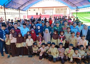 Bupati Konut saat foto bersama siswa/i SDN 03 Lasolo Kepulauan