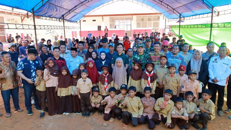 Bupati Konut saat foto bersama siswa/i SDN 03 Lasolo Kepulauan