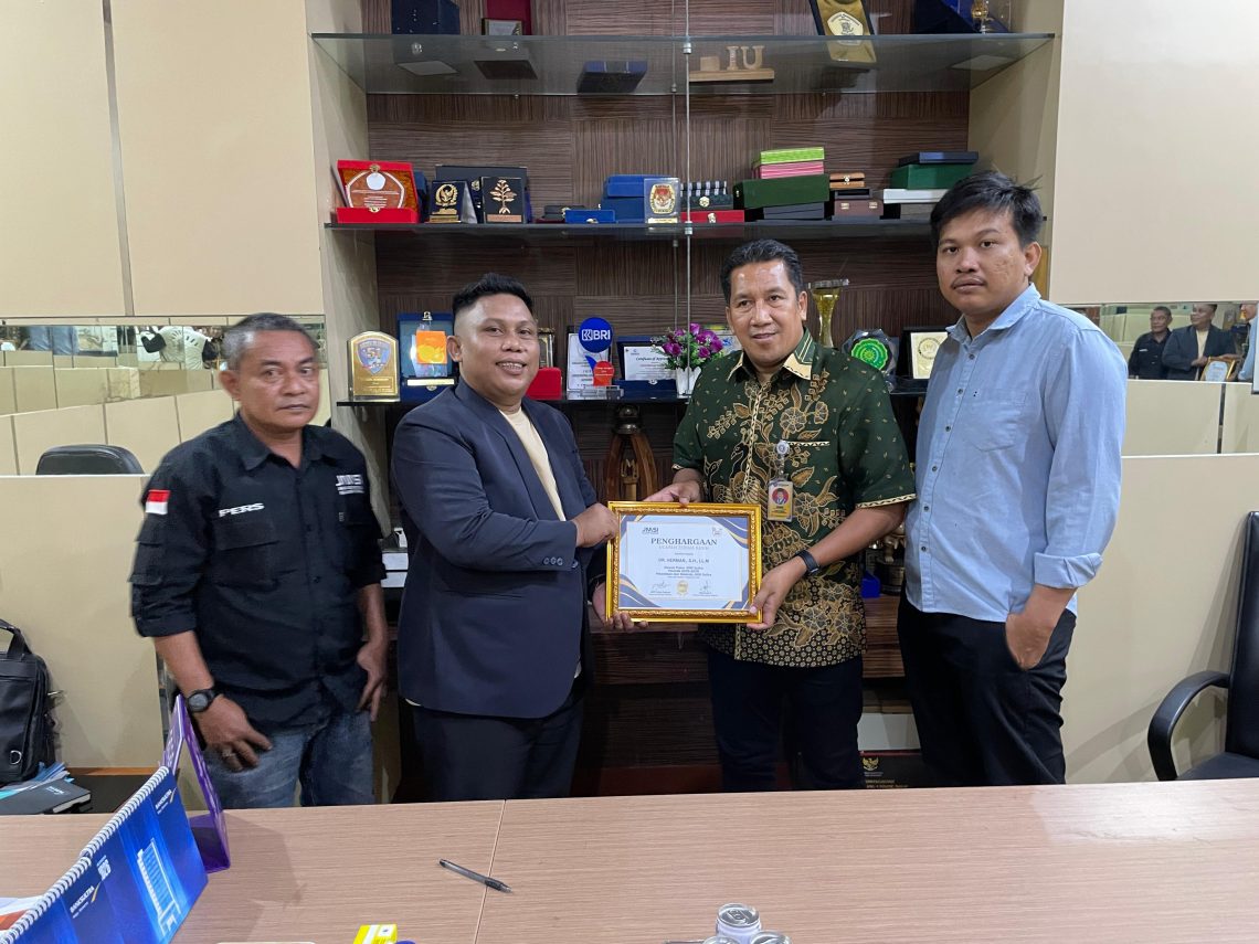 JMSI Sultra Apresiasi Kepemimpinan Dr. Herman Sebagai Plt Rektor UHO Lewat Award 10 JMSI Sultra saat menyerahkan award kepada Dr. Herman