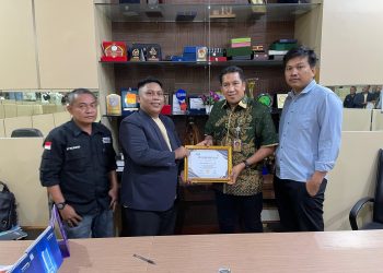 JMSI Sultra saat menyerahkan award kepada Dr. Herman