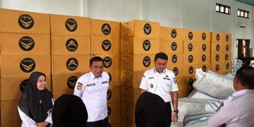 Wabup Konsel saat mengecek seragam sekllah di gudang Dikbud Konsel