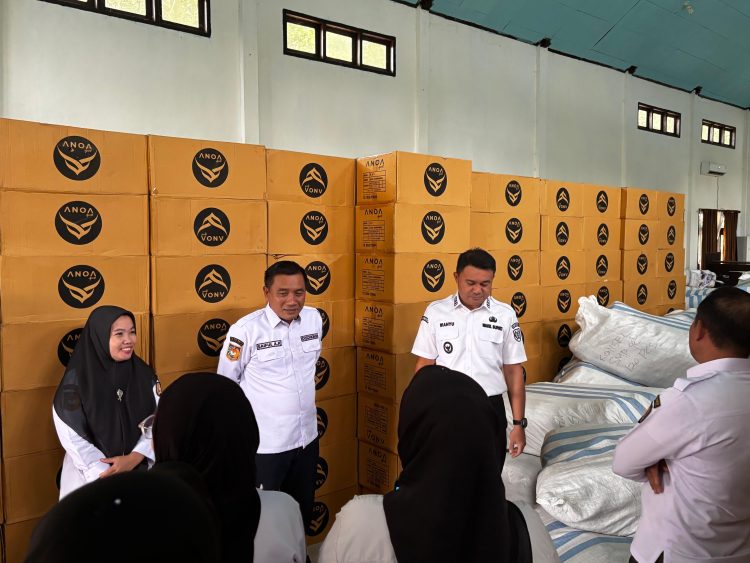 Wabup Konsel Cek Bantuan Seragam Sekolah Gratis Untuk SD dan SMP 10 Wabup Konsel saat mengecek seragam sekllah di gudang Dikbud Konsel