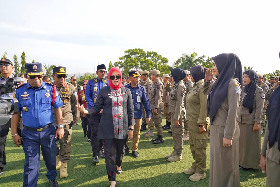 Wali Kota Kendari, Siska Karina Imran saat mengecek peserta apel