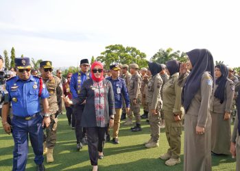 Wali Kota Kendari, Siska Karina Imran saat mengecek peserta apel