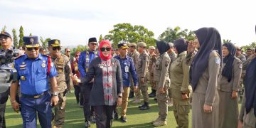 Wali Kota Kendari, Siska Karina Imran saat mengecek peserta apel