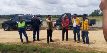 Wabup Konsel saat meninjau progres pengaspalan Potoro-Lakara