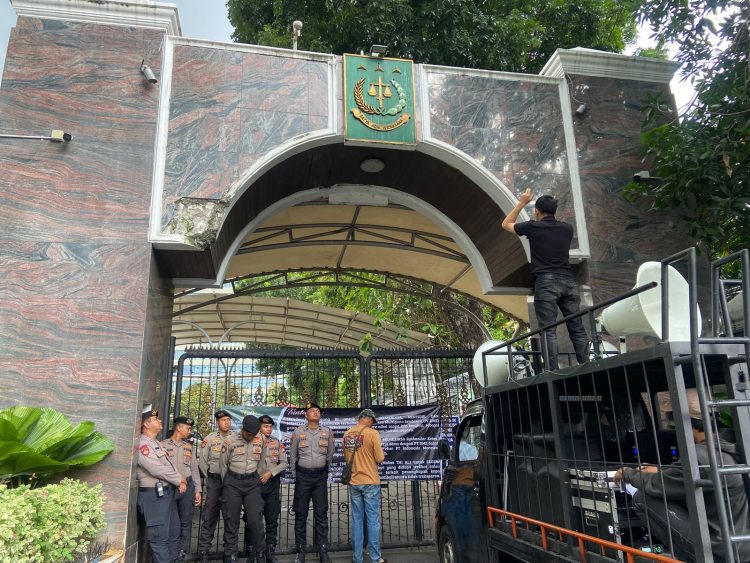 KAJI Indonesia saat aksi di Kantor Kejagung RI terkait dugaan ore ilegal PT DMS