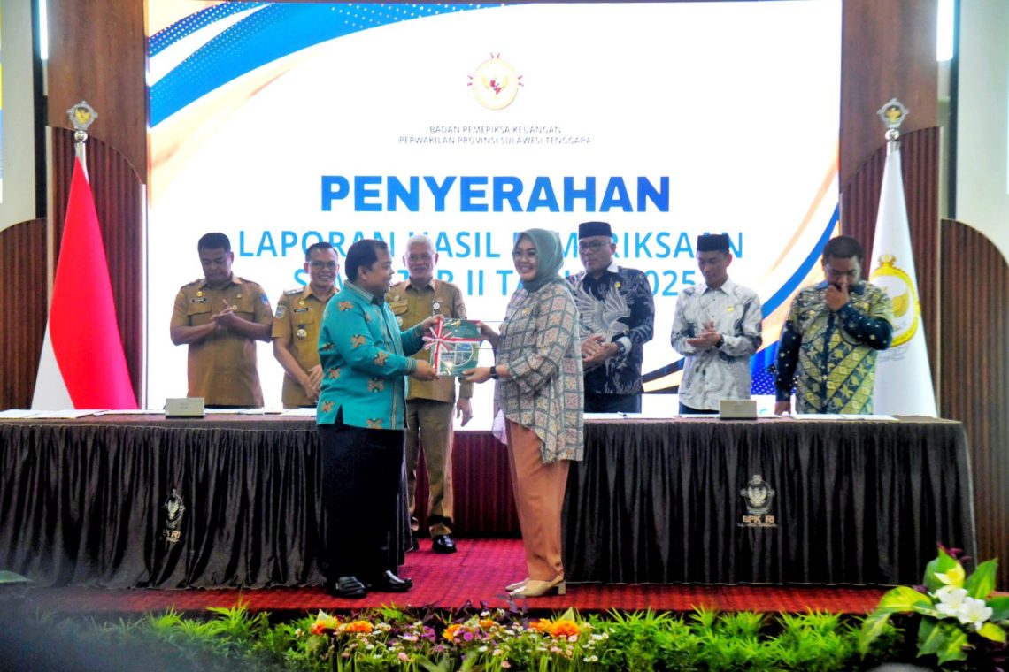 Terima LHP BPK Semester II, Wali Kota Kendari Tegaskan Komitmen Tata Kelola Bersih 10 Wali Kota Kendari, Siska Karina Imran menerima LHP BPK