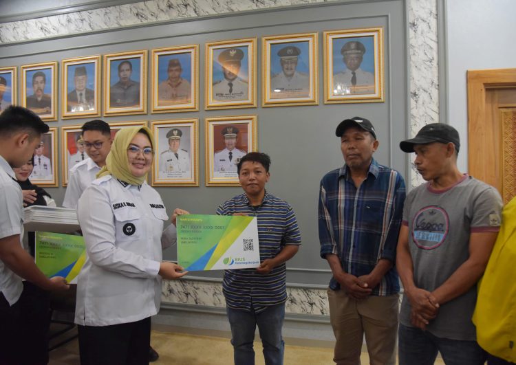 Wali Kota Kendari, Siska Karina Imran menyerahkan simbolis kartu peserta BPJS Ketenagakerjaan