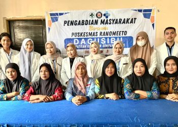 Mahasiswa Apoteker UHO Sosialisasikan DAGUSIBU dan Pemeriksaan Kesehatan 20 Mahasiswa Apoteker UHO bekerja sama Puskesmas Ranomeeto sosialisasikan DAGUSIBU