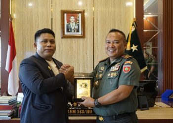 Danrem 143/Halu Oleo saat menerima penghargaan dari JMSI Sultra