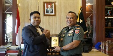Danrem 143/Halu Oleo saat menerima penghargaan dari JMSI Sultra