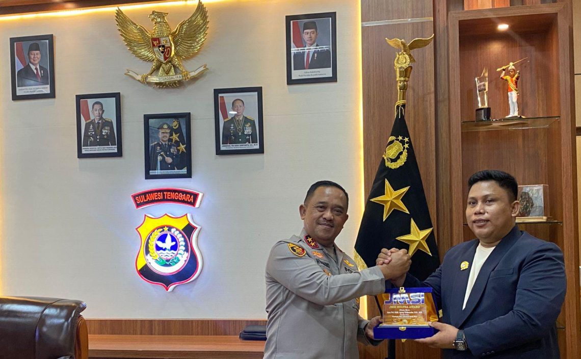 Kapolda Sultra saat menerima JMSI Award