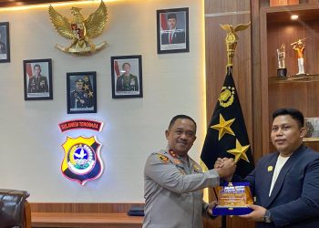 Kapolda Sultra saat menerima JMSI Award