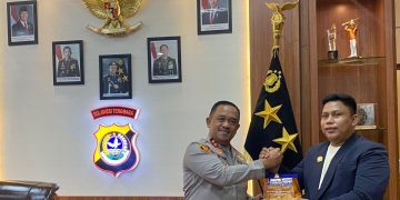 Kapolda Sultra saat menerima JMSI Award