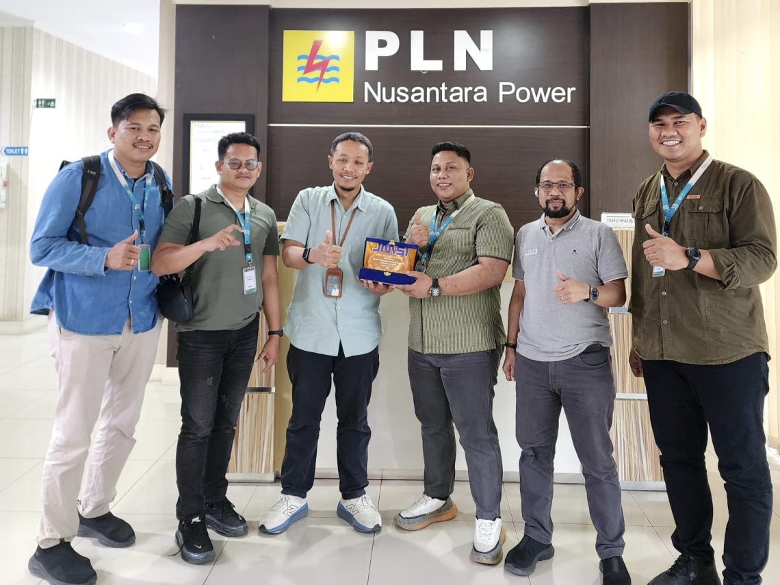 Pengurus JMSI saat menyerahkan Award kepada PLN NP UP Kendari