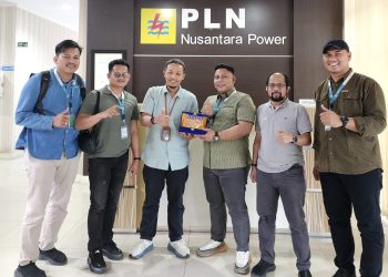 Pengurus JMSI saat menyerahkan Award kepada PLN NP UP Kendari