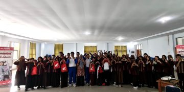 Asmo Sulsel saat mengedukasi safety riding bagi siswa SMAN 4 Kendari