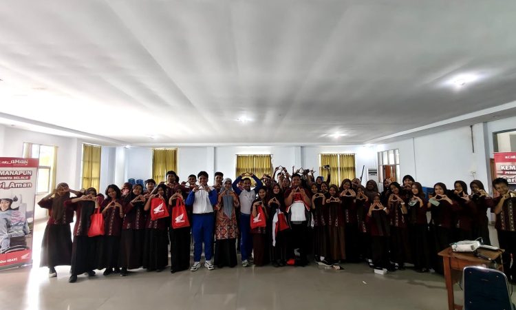 Asmo Sulsel Perkuat Kesadaran Berkendara Aman Bagi Pelajar SMAN 4 Kendari 10 Asmo Sulsel saat mengedukasi safety riding bagi siswa SMAN 4 Kendari