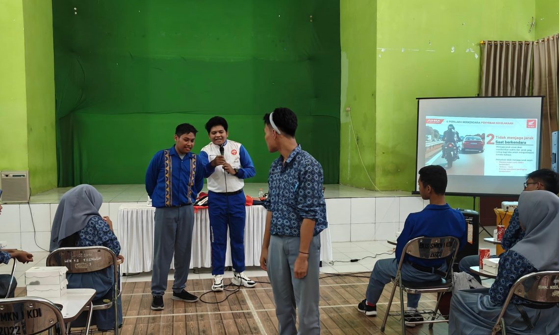 Antusiasme para siswa SMKN 1 Kendari mengikuti edukasi Safety Riding yang digelar oleh Asmo Sulsel
