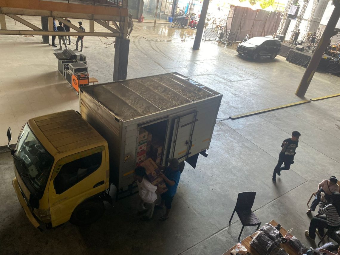 Labewa Billiard saat menurunkan sejumlah alkohol dari sebuah mobil untuk diperjualbelikan meski diduga belum berizin