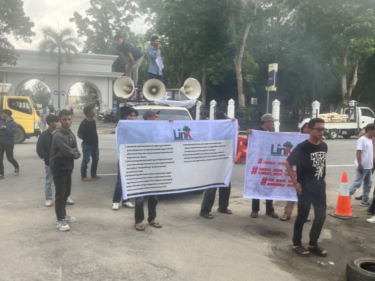 LINK saat aksi di Polda Sultra