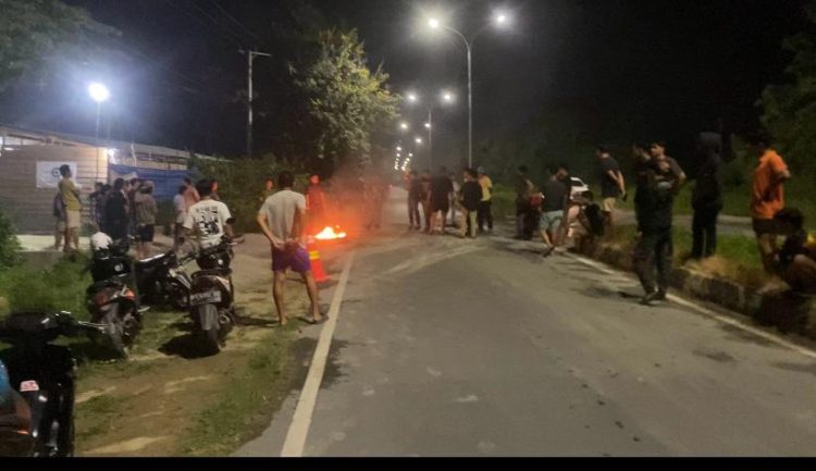 Pemblokiran aktivitas batching plant milik PT Razka Sarana Konstruksi yang beroperasi di ruas Jalan Adipura–Rahabangga, Konawe