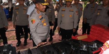 Kapolda Sultra saat melakukan pengecekkan Almatsus