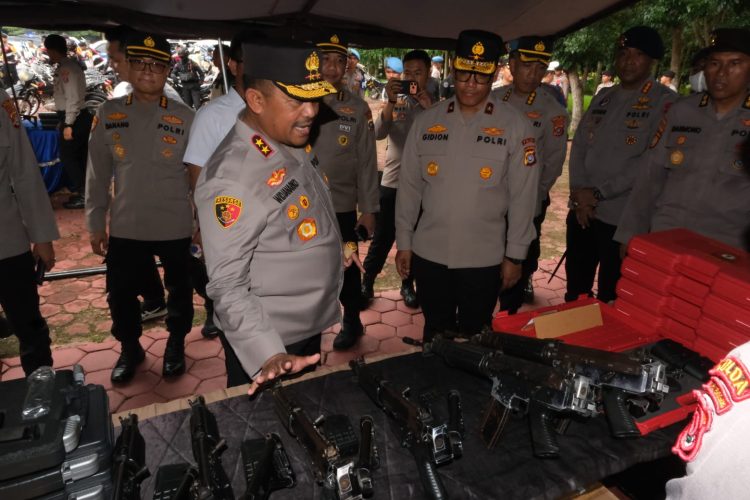 Kapolda Sultra saat melakukan pengecekkan Almatsus