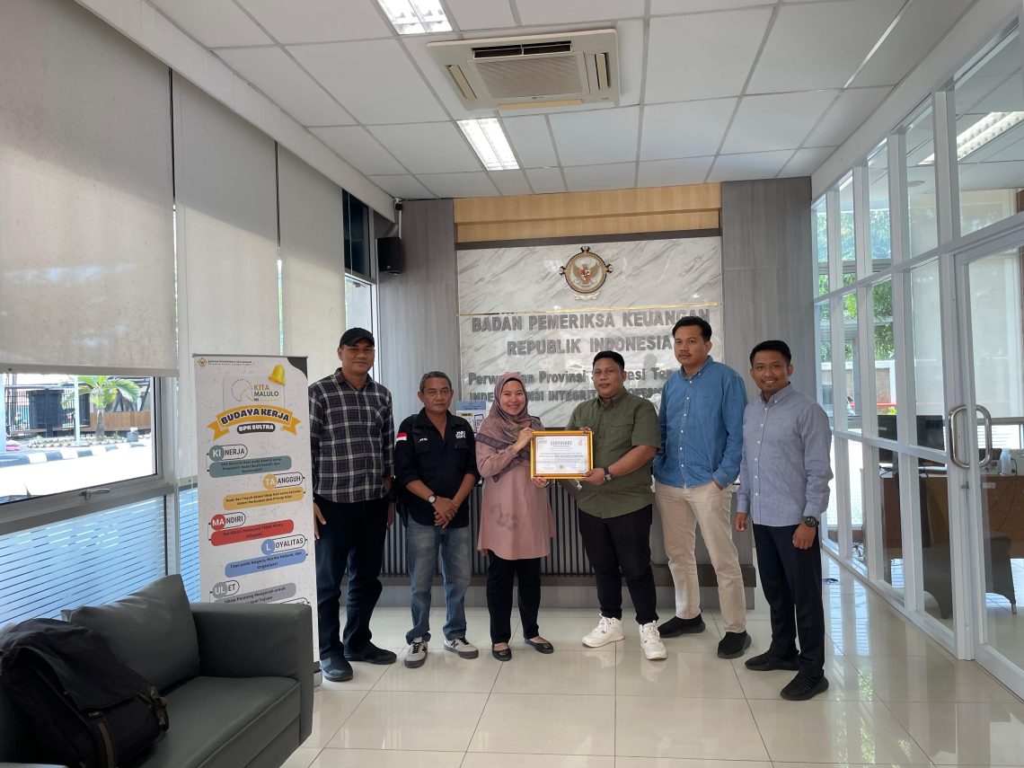 Pengda JMSI Audiensi ke BPK Perwakilan Sultra Bahas Sinergi Kelembagaan 10 Pengda JMSI Sultra saat menyerahkan plakat penghargaan kepada BPK Perwakilan Sultra