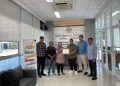 Pengda JMSI Sultra saat menyerahkan plakat penghargaan kepada BPK Perwakilan Sultra