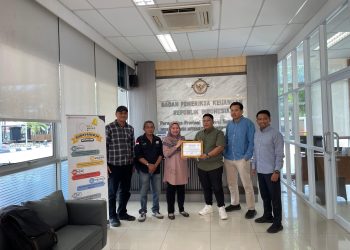 Pengda JMSI Sultra saat menyerahkan plakat penghargaan kepada BPK Perwakilan Sultra