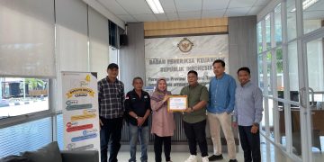 Pengda JMSI Sultra saat menyerahkan plakat penghargaan kepada BPK Perwakilan Sultra